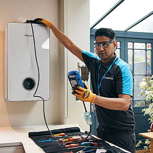 Personel kombi bakımı yapıyor