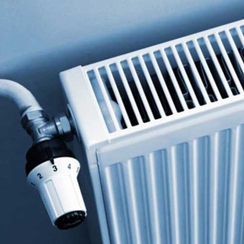 Şişli Kombi Servisi ekibi ev sahibine kombi hakkında bilgi veriyor